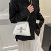 Bolsa Pequena Quadrada Trapezoidal Feminina Verão Cor Sólida Nicho Versátil Transversal 2023 Nova Moda Trava Corrente Bolsa Feminina