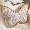 Almohada con Forma Retro con Relleno para Dormitorio, Ventana de Mirador y Sofá, con Patrón Floral de Mariposas Simple de Alta Gama