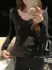 Camiseta Base de Encaje con Forro de Polar Blanco para Mujer, Nuevo Estilo Otoño e Invierno 2025, Tejido Cepillado, Adecuada para Usar en Capas o Sola, Top de Manga Larga con Cuello en V y Almohadillas en el Pecho