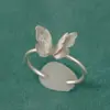 Anel de borboleta tridimensional escovado em tom frio para mulheres, com um toque fresco e refinado, feito com técnicas de escovação, apresentando um design aberto e ajustável que agrada a meninas jovens
