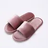 Zapatillas de boda para casa para hombre 2021 zapatillas de tela de algodón para interior fabricantes nuevo otoño e invierno terciopelo dorado de una tira zapatillas de felpa