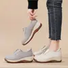 Zapatos casuales de cuero suave para mujer, nuevo modelo de otoño 2026, zapatos para mamás de mediana edad, zapatos de cuero cómodos de suela gruesa, zapatos blancos con cremallera frontal para mujer