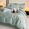 Conjunto de quatro peças de algodão ultra macio e amigo da pele, estilo de luxo leve, capa de edredom com bordado simples, adequado para todas as estações, toque de alta qualidade, lençol de cima, lençol com elástico, conjunto de cama