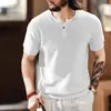 Nueva camiseta de punto para hombre, estilo retro americano, con cuello henley, manga corta, marca de tendencia verano 2026, casual para el día a día, manga corta