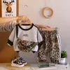 Roupa de Moda para Meninos Primavera 2026 Novo Estilo Conjunto de Primavera Novo para Bebê Menino com Bolsa Transversal Roupa Tendência de Duas Peças