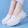 Fornecidos diretamente pelo fabricante, estes sapatos de enfermagem sem cadarço e com bico fino são leves, absorventes de choque e confortáveis para longas horas de uso.. Eles apresentam um design simples com uma estampa em formato de coração, tornando-os ideais para profissionais de saúde.