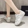 Otoño 2026 Zapatos Nuevos para Papá Estilo Deportivo Suela Gruesa Versátiles Malla Transpirable Zapatos Casuales de Mujer Zapatos Individuales para Mujer