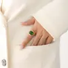 Accesorios vintage estilo europeo y americano sentido de alta gama anillo de piedra de cristal esmeralda brillante exquisito anillo para mujer de acero de titanio bañado en oro