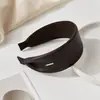 Faixa de Cabelo Retro de Aba Larga para Outono e Inverno para Mulheres 2026 Novo Estilo Faixa de Couro de Alta Qualidade Acessório de Cabelo Versátil