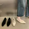 Nova coleção outono e inverno 2024: sapatos casuais femininos de bico fino, boca rasa e peludos, com solado plano, fivelas quadradas de strass e forro de fleece