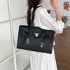 Bolsa de Gelatina de Mão Bolsa Tote Platina para Mulheres 2026 Novo Estilo de Verão PVC Cor Sólida Grande Capacidade Versátil Bolsa de Ombro