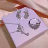 Collar de cadena para clavícula con forma de pluma de circón para mujer Red Social Diamante conjunto de anillos y pendientes simples Venta al por mayor