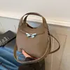 Bolsa de balde minimalista de alta qualidade para mulheres, nova moda 2025, bolsa de ombro e transversal versátil de nicho, bolsa de mão elegante para o dia a dia