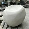 Banco de terrazzo de adoquín gris claro con superficie rugosa mate para paisajismo de patios exteriores, asientos de ocio en zonas culturales y turísticas