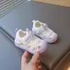 Sandálias de Caminhada para Crianças Pequenas 2026 Verão Vazadas Sapatos de Caminhada para Meninas Sola Macia Antiderrapante Sapatos de Bebê para Interior para Meninos