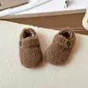 Sapatos felpudos para meninas, novo estilo de inverno 2026 para crianças, forrados com algodão de camada dupla, sola macia, sapatos quentes de algodão para bebês