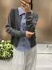 Cardigã de malha de lã estilo Old Money para mulheres, em camadas com uma camisa de linho, design falso de duas peças, nova coleção outono 2026, peça de outer wear feminina