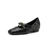 Sapatilhas Camélia de Pele de Ovelha de Primeira Camada com Bico Quadrado e Salto Baixo Escondido Sapatos Mary Jane com Tira Cruzada para Mulheres Verão 2026