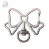 Pintura Galvanizada de Alta Calidad Colgante Degradado de Dos Tonos Corte Calado Lazo Hebilla de Resorte Accesorios de Joyería DIY Llavero Colgante para Bolsa