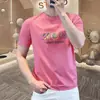 Camiseta para hombre, de manga corta, estilo europeo, corte slim, a la moda, colección de verano 2025, con múltiples elementos de diseño, cuello redondo, tela de alta calidad y un toque de lujo