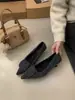 Zapatos de tacón de gatito, punta fina estilo francés, hebilla cuadrada, color gris, forrados de felpa - una nueva colección otoño/invierno, que irradia una vibra elegante y cálida