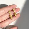 Exquisitos aretes de botón con lazo de cinta esmerilada dulce, aretes de aguja de plata de nicho de lujo ligero, aretes de otoño e invierno, aretes de Año Nuevo