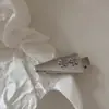 Accesorios únicos para el cabello para uso diario: Pinzas para el cabello de cuero plateado, pinzas para el cabello florales, versátiles y de alta gama, pasadores para flequillo estilo dulce y fresco