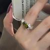 Anel de Zircônia Esmeralda de Alta Qualidade para Mulheres, Estilo Ins Luxo Leve Nicho Superfície de Cristal Super Brilhante Anel Aberto, Design Tendência Empilhável