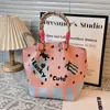 Design de Nicho Bolsa de Mão Vermelha com Padrão para Casamento Bolsa de Presente Festiva em Lona Saco de Balde de Mão com Estampa de Natal Ano Novo