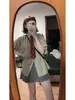 Conjunto de Camisa Verde Listrada de Manga Curta Estilo Relaxado para Mulheres Verão Retro Faculdade Top Solto Saia Plissada Tendência