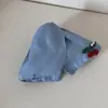 Pinza para el pelo triangular de mezclilla roja bordada con cerezas estilo coreano, con un toque de alta gama, accesorio para el pelo tipo pinza de tiburón, modelo nuevo