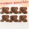 Lindo Oso Coreano Color Café Flocado Oso Saludando Muñeco de Oso Accesorios de Resina Diadema DIY Cuerda para el Cabello Material para Joyería