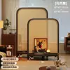 Biombo vintage de madera maciza cuidadosamente seleccionado para la sala de estar, con tejido de ratán como división para la entrada, diseñado para cubrir la puerta directamente frente a la entrada, y un nuevo estante de almacenamiento de estilo retro