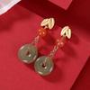 Pendientes de ágata roja del sur con incrustaciones de palacio con hebilla Ping An, personalidad de moda, elegante jade hetiano chapado en oro, joyería ligera de lujo para mujer