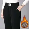 Calças de mãe de meia-idade outono e inverno calças casuais espessas soltas calças retas de emagrecimento calças elásticas femininas plus size