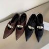 Zapatos de Vestir Individuales Retro de Punta Aguda con Tacón Bajo en V y Correa con Hebilla Metálica Exquisita, Estilo Nuevo Primavera 2026 para Mujer