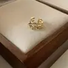 Ear cuff curvo de cinco zircônias de alta qualidade de Dongdaemun, Coreia, para mulheres, ear cuff único estilo ins, estiloso e minimalista para mulheres