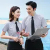 Camisa listrada estilo unissex para homens e mulheres, verão, formal, roupa de trabalho, manga curta, camisa profissional, temperamento, logotipo bordado