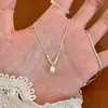 Collar Colgante Ovalado de Perla y Plata para Mujer, Nuevo Estilo 2026, Accesorio de Cadena para Clavícula de Lujo Ligero de Nicho, Regalo para Novia