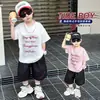 Conjunto de verano de manga corta para niños de marca moderna 2026 nuevo y elegante atuendo de dos piezas para niños, ropa de verano de moda para niños