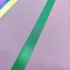 O fabricante fornece fita de poliéster brilhante de 1,5 cm para cordão DIY em estoque, disponível em 13 cores, amostras grátis disponíveis.