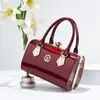 2026 Moda Nueva Europea y Americana Cuero Brillante Clip de Acero Bolso de Noche Estructurado Bolso de Hombro Cruzado Bolso Texturizado Venta al por Mayor