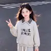 Temporada de Primavera y Otoño 2026, Conjunto de Dos Piezas para Niños Mayores: Sudadera con Cuello Polo de Color Contrastante y Pantalones Casuales Sueltos de Pierna Ancha para Niñas