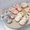 Sapatos Casuais Doces Infantis 2026 Primavera Novo Estilo com Decoração Floral para Meninas Pequenas, Tênis Confortáveis com Solado Macio