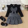 Conjunto de ropa para bebé de 26 niñas, nuevo estilo primavera/otoño, con un top de manga volada y una falda plisada con un lazo, en un estilo moderno y elegante, disponible en stock