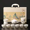 Un juego completo de artículos para el té, que incluye una tetera de cerámica Kung Fu, un juego de tapa y cuenco, y tazas de té, en un estilo chino tradicional, perfecto para regalos de empresa y personalización.