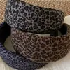 Faixa de cabelo com estampa de leopardo, de tecido, transfronteiriça europeia e americana, larga e extremamente estilosa, com design de alta qualidade, acessório de cabelo com coroa alta para mulheres
