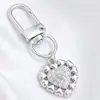 Lujo Ligero Chapado en Oro Full Diamante Charm Hebilla en Forma de D Colgante Hueco en Forma de Corazón Accesorios para Bolsos Llaves Fábrica Stock Mayorista