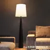 Nueva lámpara de pie de diseño minimalista modelo postmoderno sala de exposiciones dormitorio sala de estar lado del sofá lámpara vertical