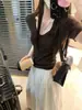 Camiseta de Manga Corta para Mujer Estilo Coreano Lavanda Suave Hombro Derecho Slim Cuello en V Verano 2025 Top de Punto Dopamina